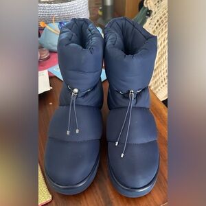 NWOT: Size 8 Stuart Weitzman Polar Lug Bootie